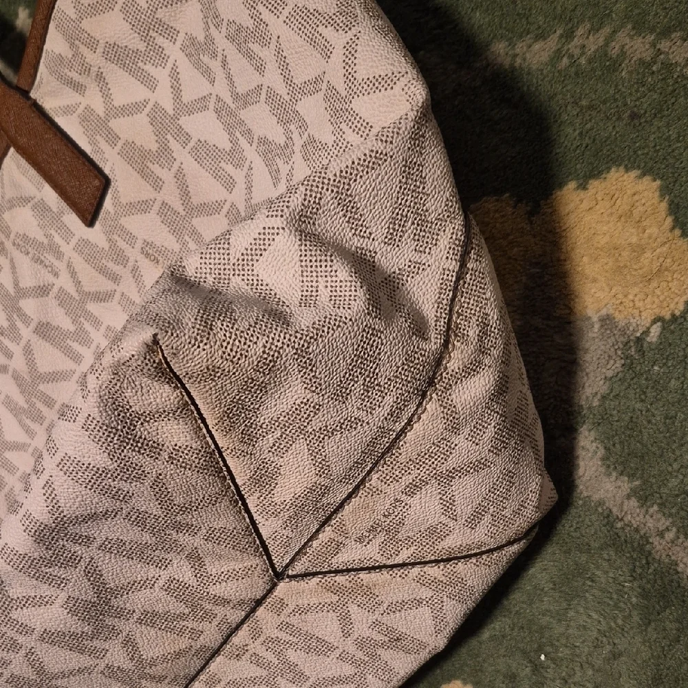 Michael Kors Tan and Cream Signature Tote - Picture 8 of 16